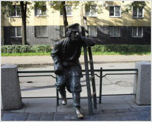 Городская скульптура Фонарщику в Санкт-Петербурге